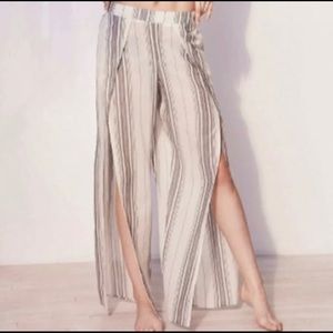 Out front under pants coverup stripped small new